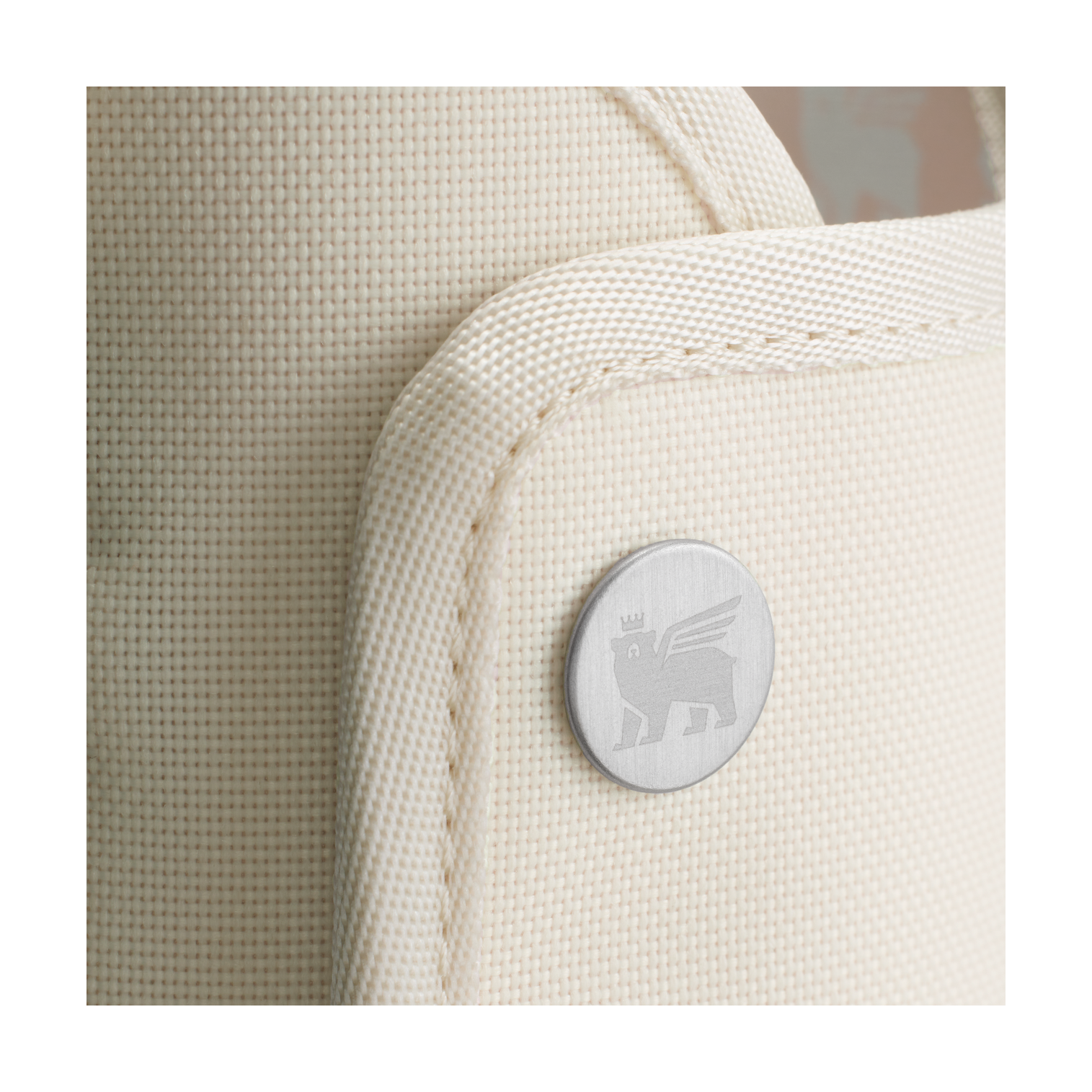 B2B_Web_PNG-TheQuencherCompanionSling40OZ-Cream-Detail.png