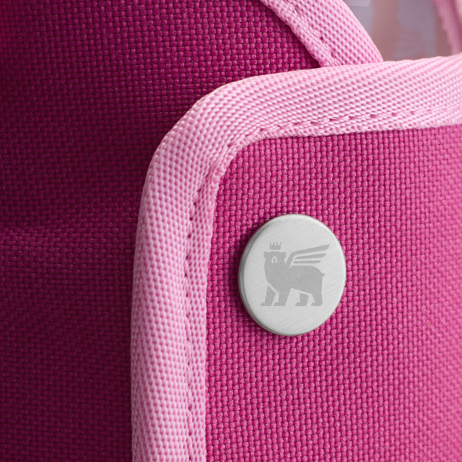 Web_PNG_Square-TheQuencherCompanionSling40OZ-Fuchsia-Detail.png